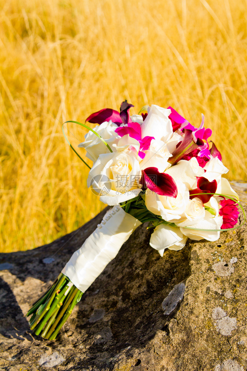 Bridal 布尔婚礼插花绿色花朵花束新娘婚姻白色紫色图片