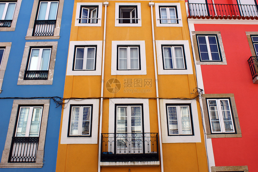 葡萄牙里斯本一栋旧大楼的详情街道阳台房子市中心建筑学住宅城市旅行建筑首都图片