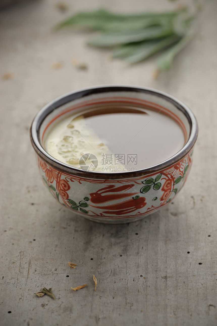 茶桌子生活方式杯子早餐液体茶叶文化柠檬树叶红茶图片