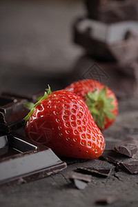 新鲜草莓和巧克力水果甜点红色食物饮料木头背景图片