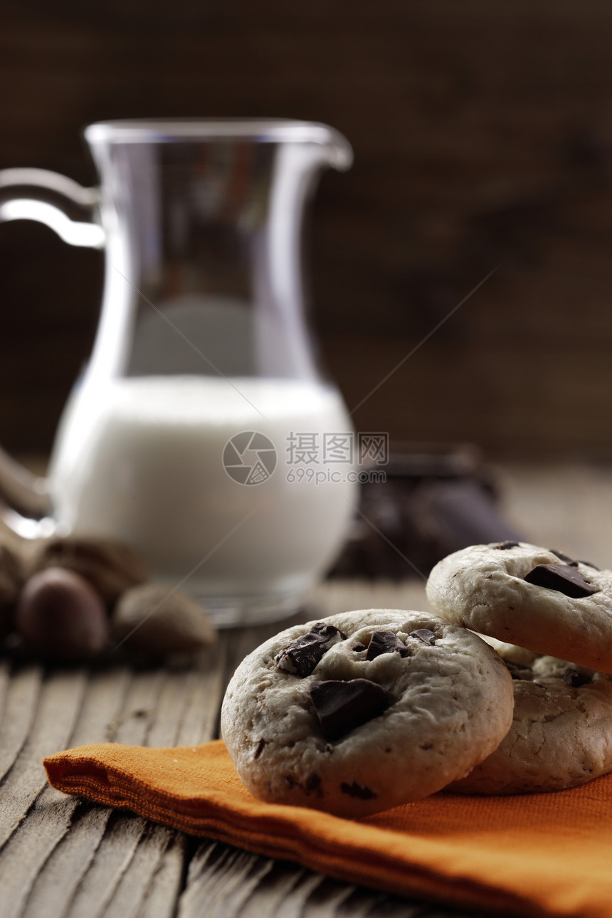 带有背景成分的巧克力曲奇饼干牛奶甜食饮料木头食物图片