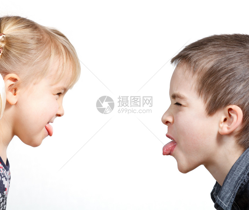 儿童伸出舌头孩子家庭恶意鬼脸嘲讽嘲笑斗争对抗童年青年图片