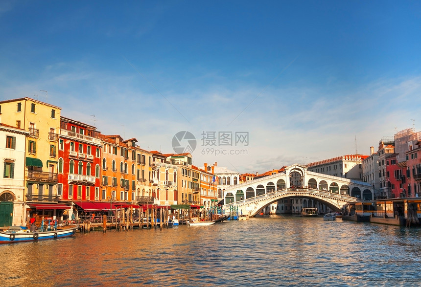 位于意大利威尼斯的Rialto桥城市航海血管旅行运河历史建筑学天空图片