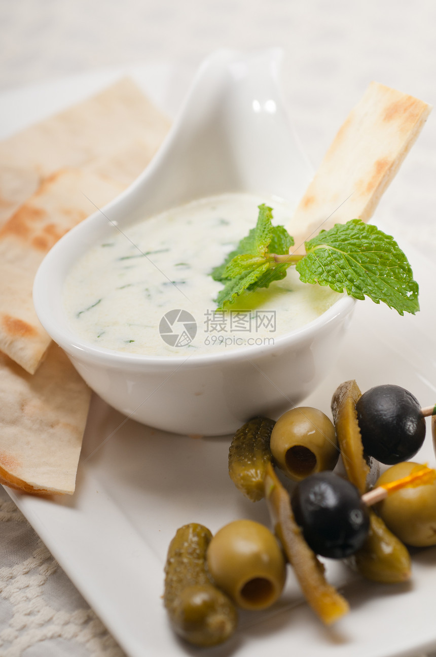 希腊语 Tzatziki 酸奶酱和皮塔面包美食薄荷饮食酸奶奶制品食物营养黄瓜草本植物午餐图片