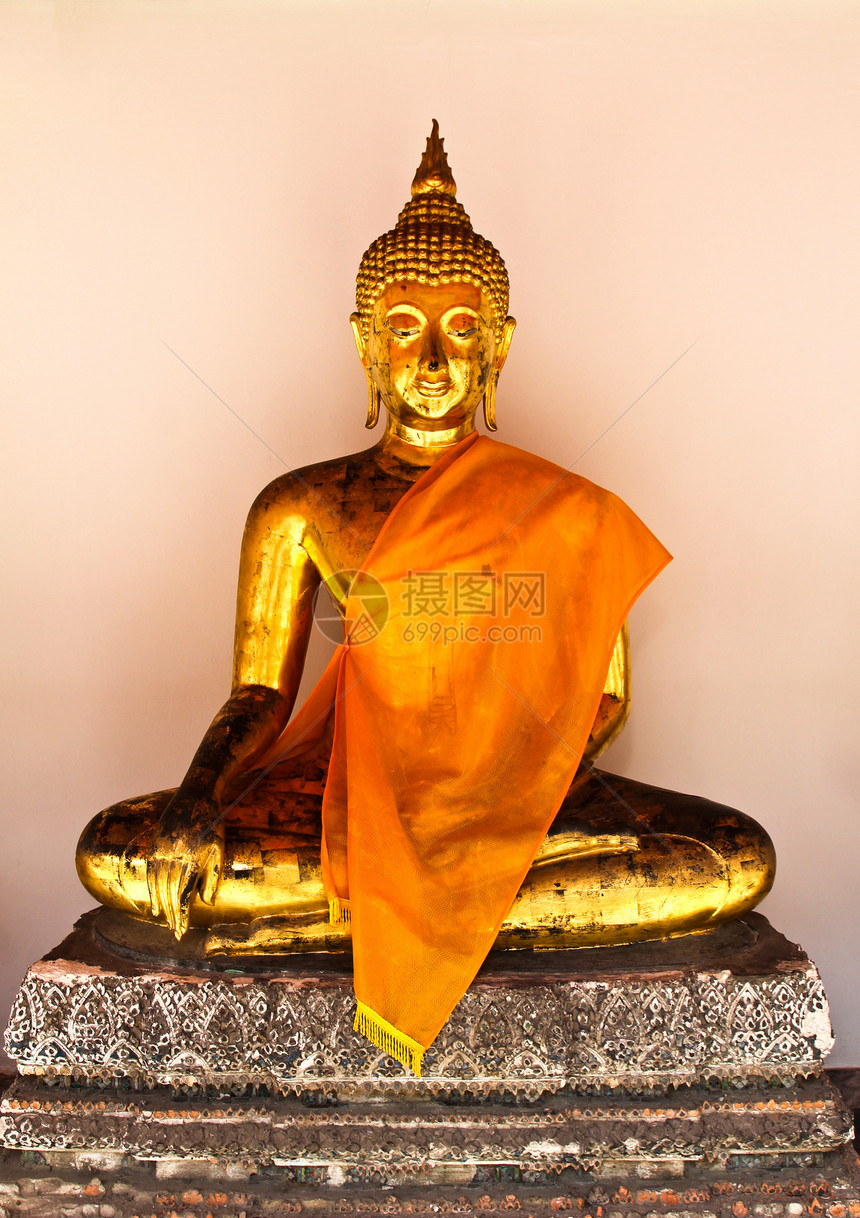 在泰国的Wat Pho佛雕像天空雕塑佛教徒连体寺庙历史旅行文化金子图片
