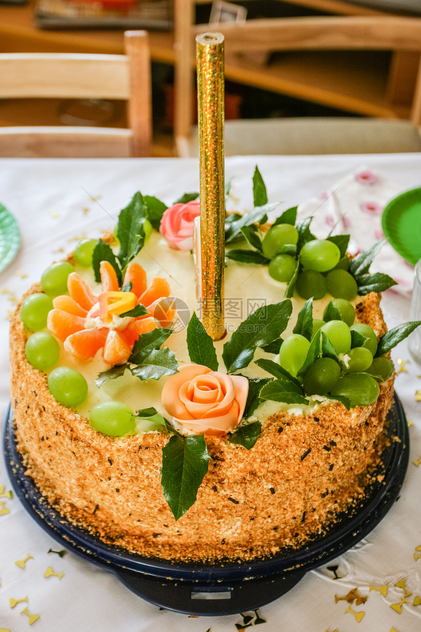 生日蛋糕坚果糕点奶油水果小吃盘子食物甜点榛子派对图片