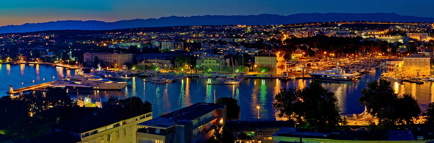 Zadar港湾码头夜间全景图片