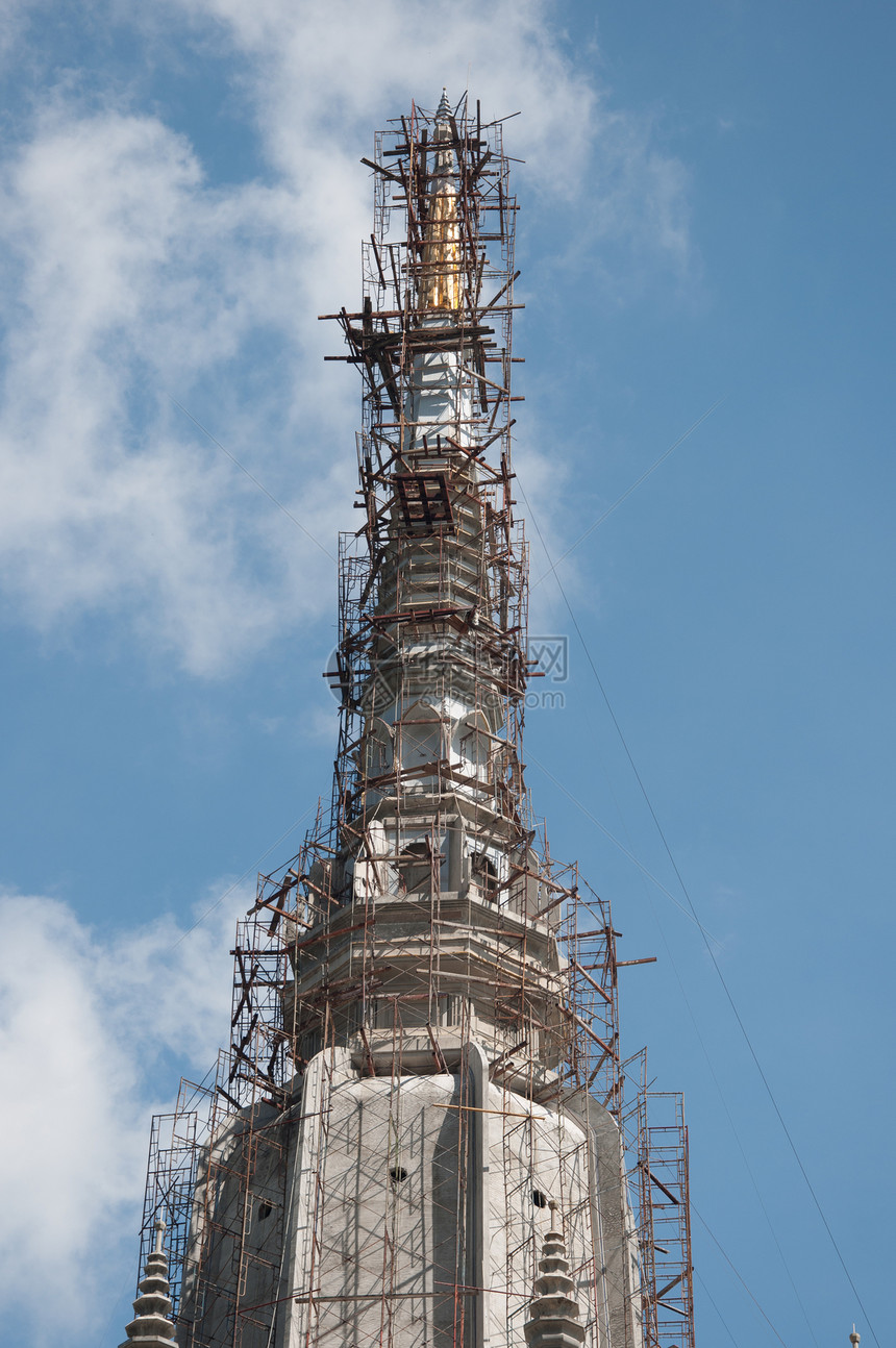 在泰国Krabi Krabi的老虎洞穴建造Chedi木头天空蓝色宗教佛塔建筑佛教徒水泥图片