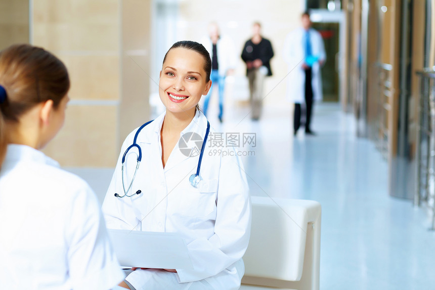 两名友好女医生的肖像女孩女性微笑幸福生活实验室护士顾问临床药品图片