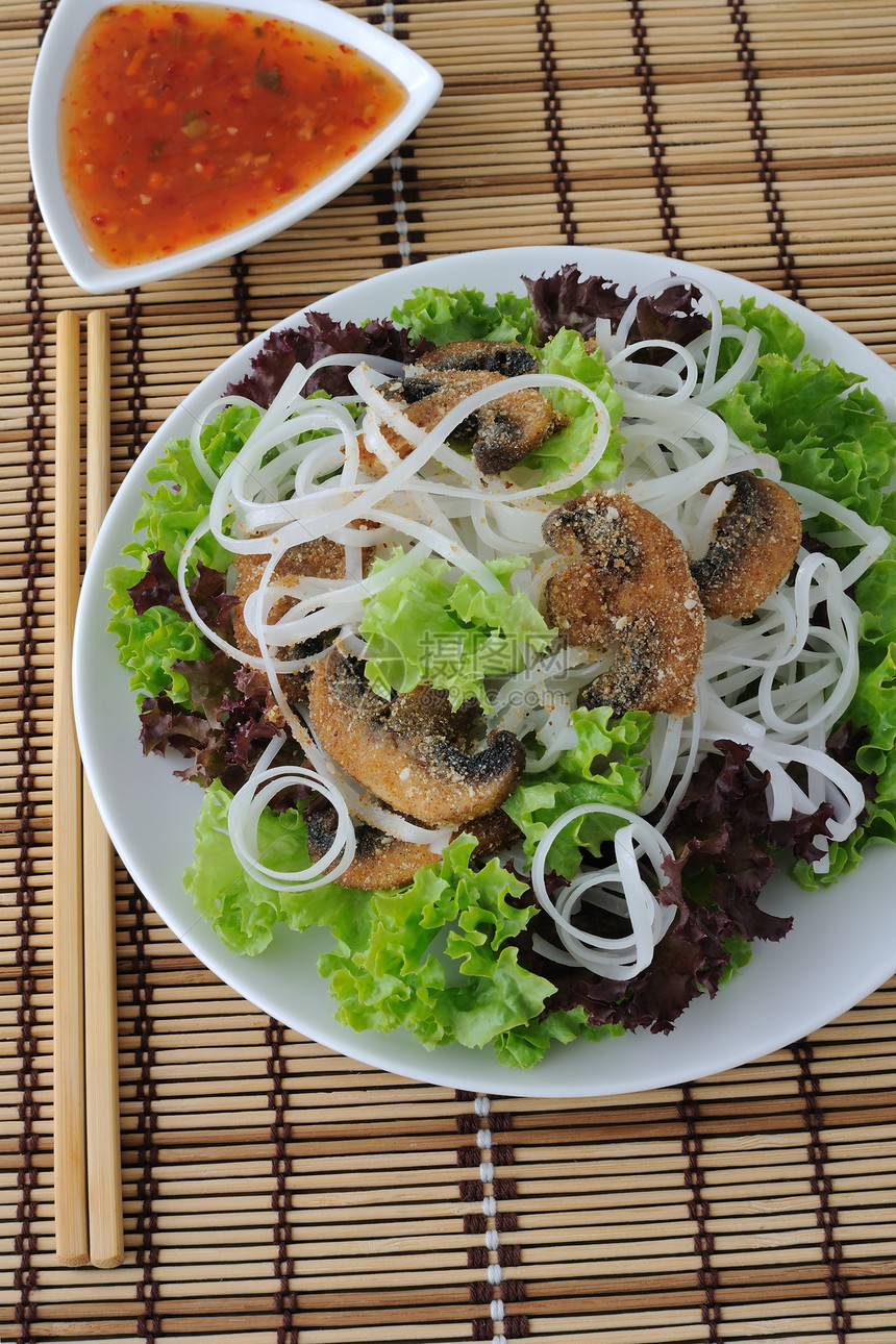 大米面和生菜叶面包屑中的蘑菇盘子食谱沙拉米粉小菜面包小吃餐巾饮食厨房图片