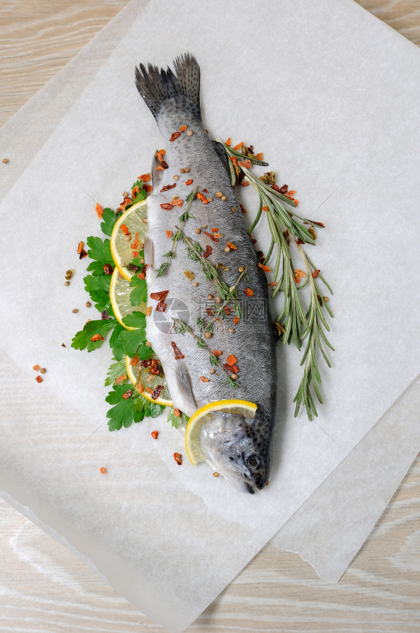 配柠檬和香料的新鲜鳟鱼平衡烘烤百里香饮食羊皮纸草药胡椒美食内脏厨房图片