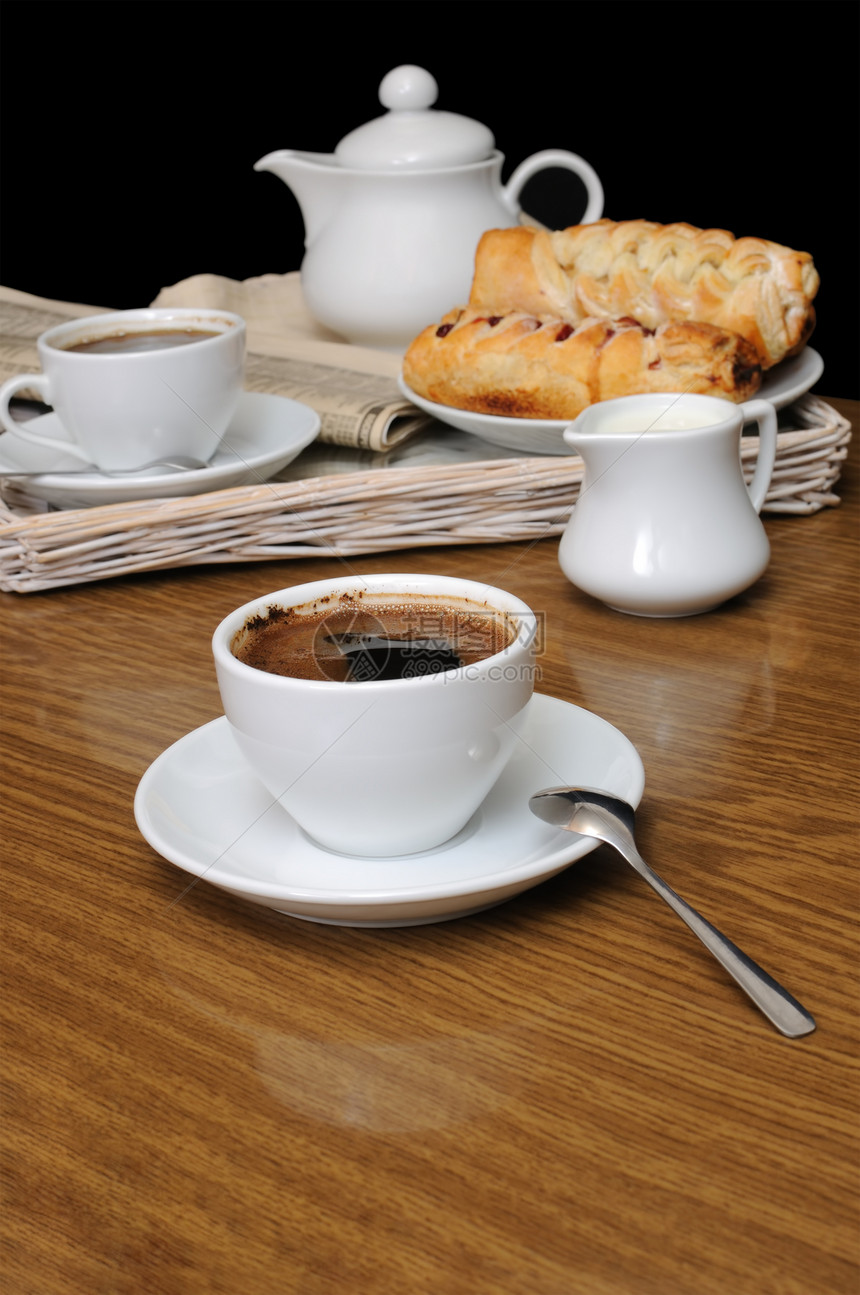 一杯黑咖啡 一个奶工和一盘糕点咖啡勺子香料杯子酿造餐饮蛋糕托盘飞碟桌子图片