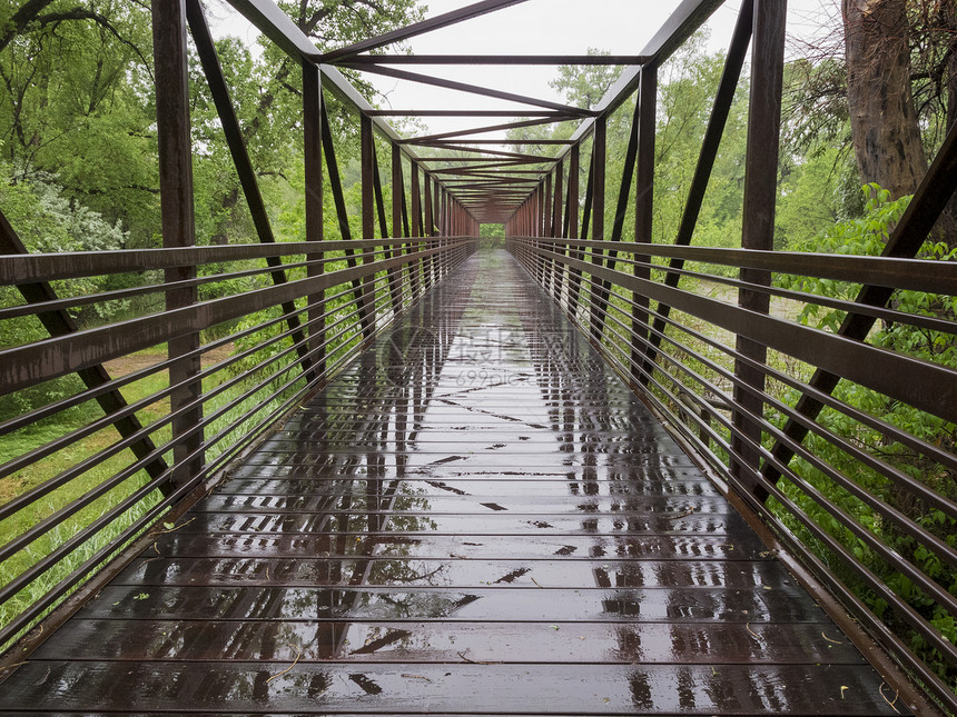 湿自行车路桥图片