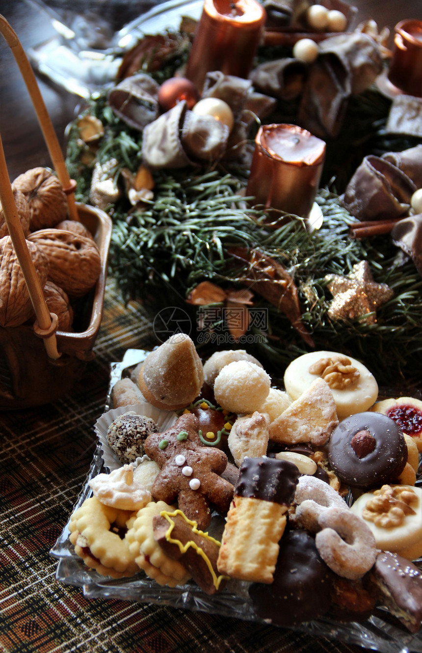 圣诞花圈和自制糖果饼干蛋糕糕点美食宏观甜点桌子食物蜡烛巧克力图片