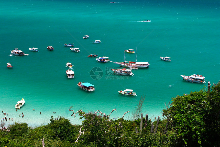 巴西里约热内卢 的晶状绿绿海上的船只热带植被天堂航行全景海洋阳光透明度海浪天空图片