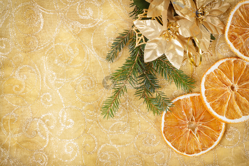带有针头和橙色切片的圣诞节背景绿色树枝桌子装饰香料水果黄色水平食物风格图片
