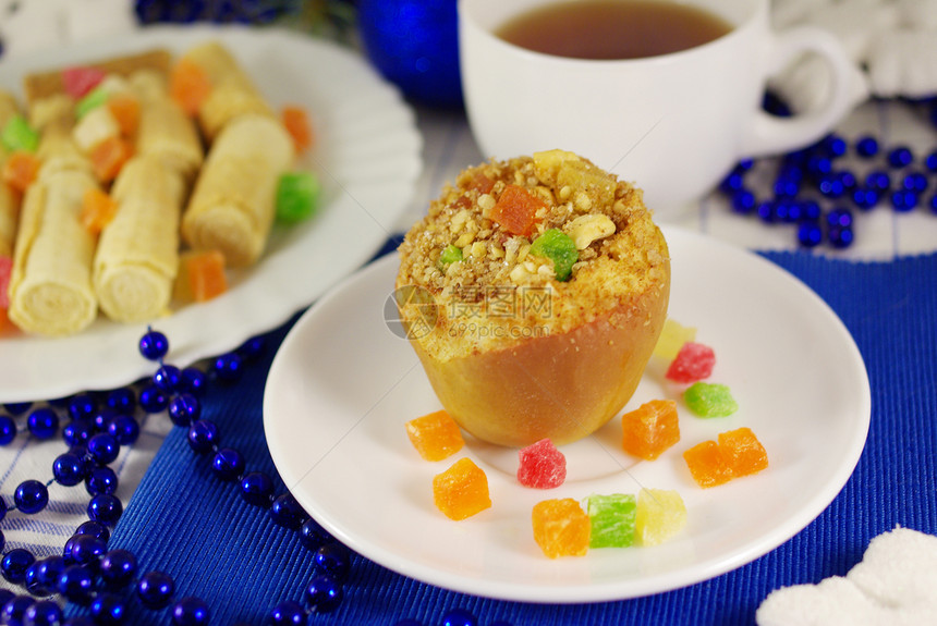 烤苹果餐巾盘子黄色糖浆水果甜点装饰品桌子饮食食物图片