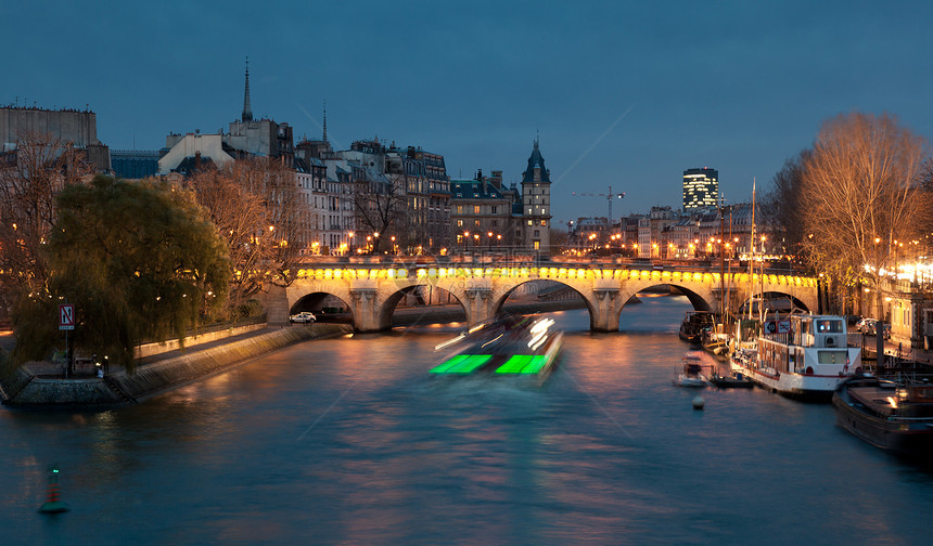 法国巴黎Pont Neuf城市建筑旅游照明小船旅行日落图片