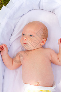 婴儿警报男生摇篮新生孩子苏醒白色儿子背景图片