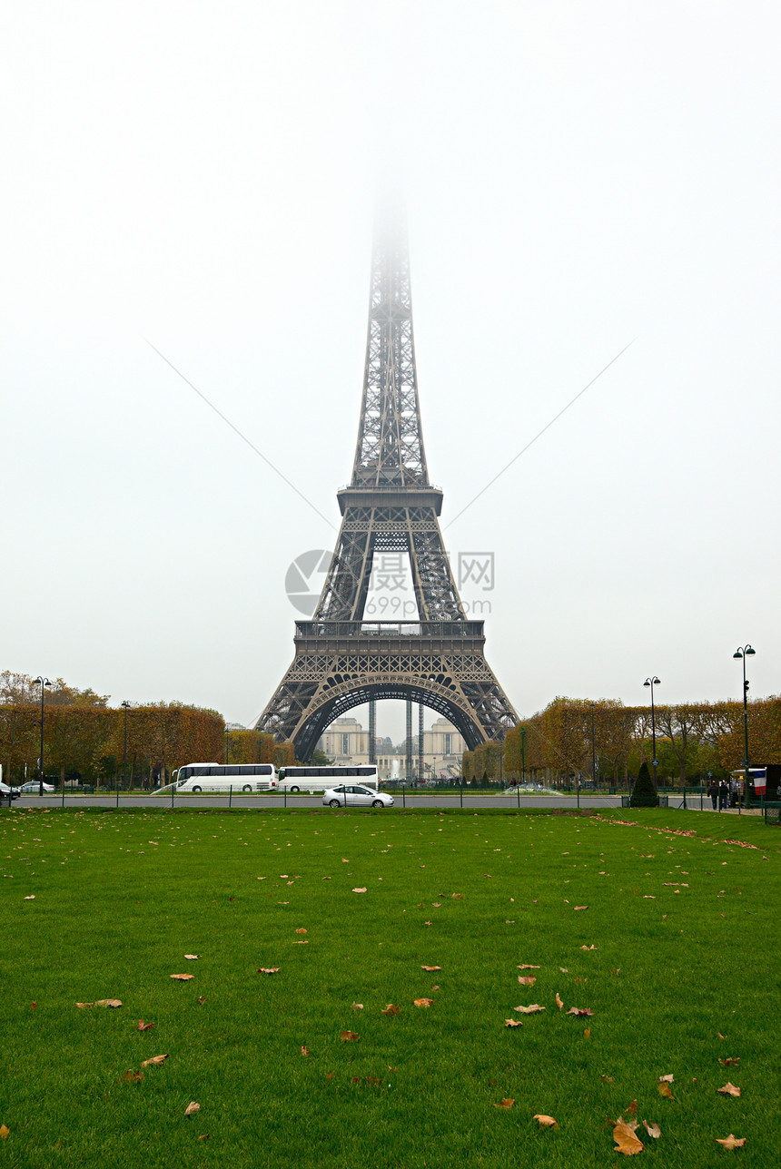 Eiffel 铁塔雾公园建筑学白色褪色薄雾地标灰色天气阴霾天空图片