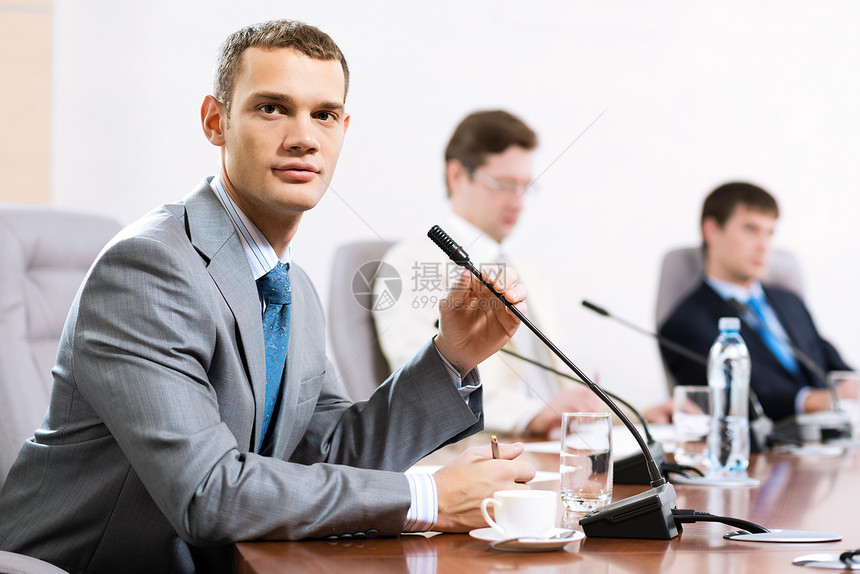 商务人士的肖像团队男性瓶子领导者老板生意桌子经理麦克风工作图片