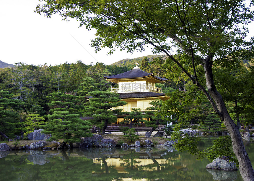 日本京都秋季的九角寺图片