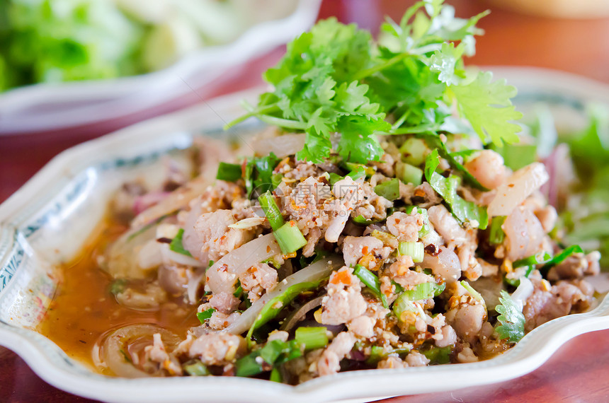 泰式泰国食品盘子沙拉食物洋葱绿色蔬菜猪肉图片