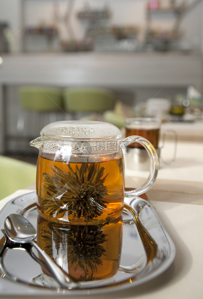 玻璃茶壶和新鲜绿茶图片