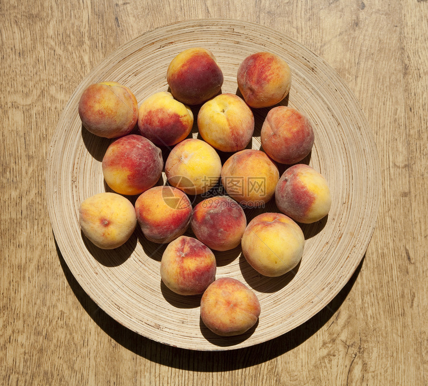 在盘子上提取桃子橙子团体食物圆圈季节饮食季节性木头果汁黄色图片