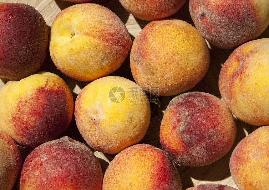 在盘子上提取桃子食物果汁水果季节性木头圆圈黄色橙子市场竹子图片