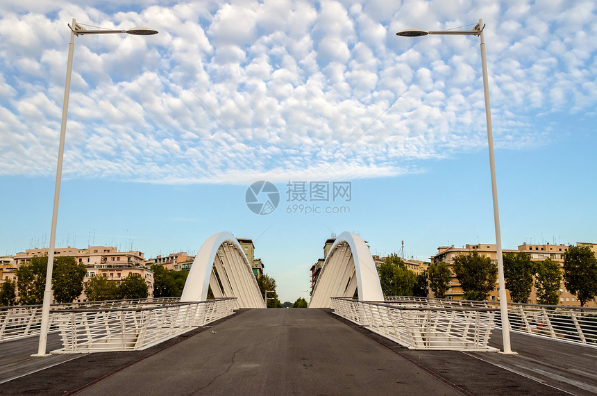 现代大桥对抗尼斯云云天吸引力假期平衡城市团队建筑学建筑蓝色商业首都图片
