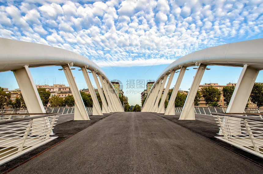 现代大桥对抗尼斯云云天吸引力团队假期景观首都建筑商业蓝色城市平衡图片