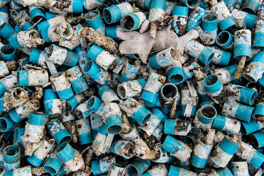 非常肮脏的蓝色聚氯乙烯管堆叠在一起力量水泥材料商业石头天空旅行墙纸圆圈技术图片