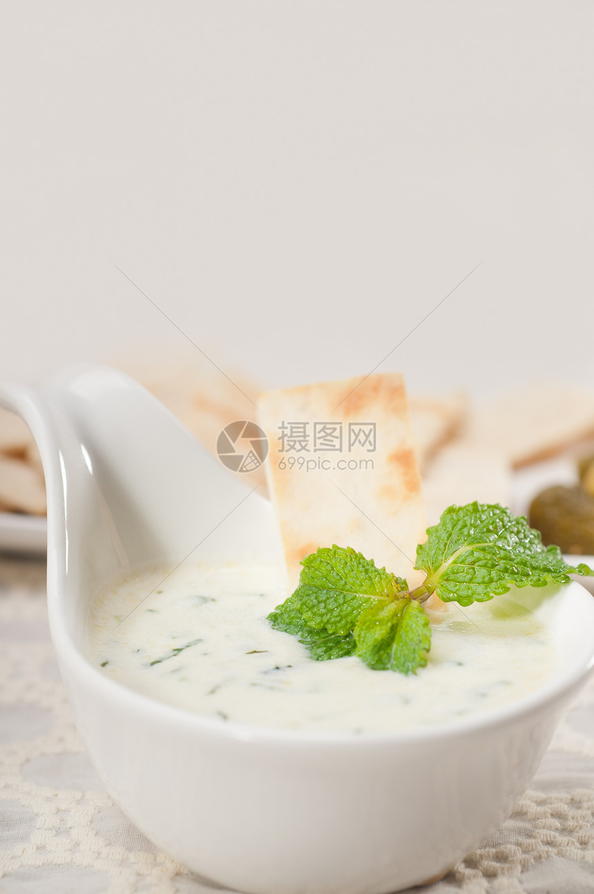 希腊语 Tzatziki 酸奶酱和皮塔面包饮食黄瓜香料奶油薄荷营养盘子草本植物美食蔬菜图片