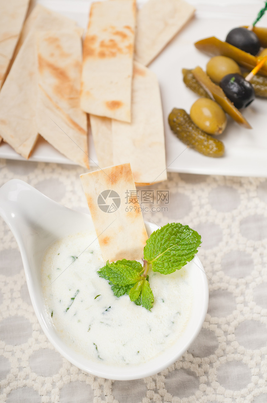 希腊语 Tzatziki 酸奶酱和皮塔面包小吃午餐奶油酸奶香料黄瓜蔬菜面包草本植物盘子图片