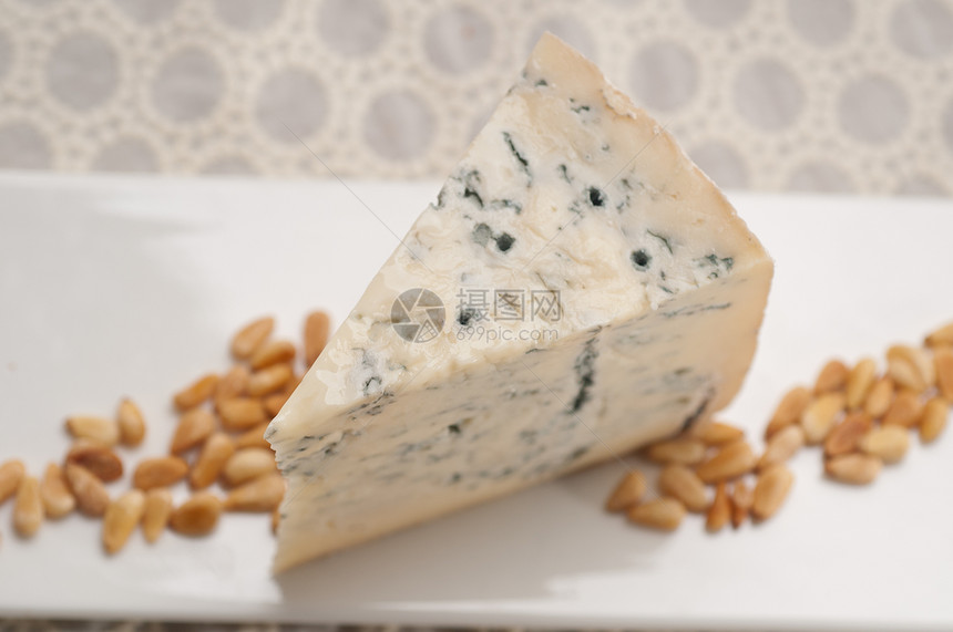 新鲜切干酪和松果美食模具牛奶木板蓝色工作室奶制品菌类羊乳食物图片