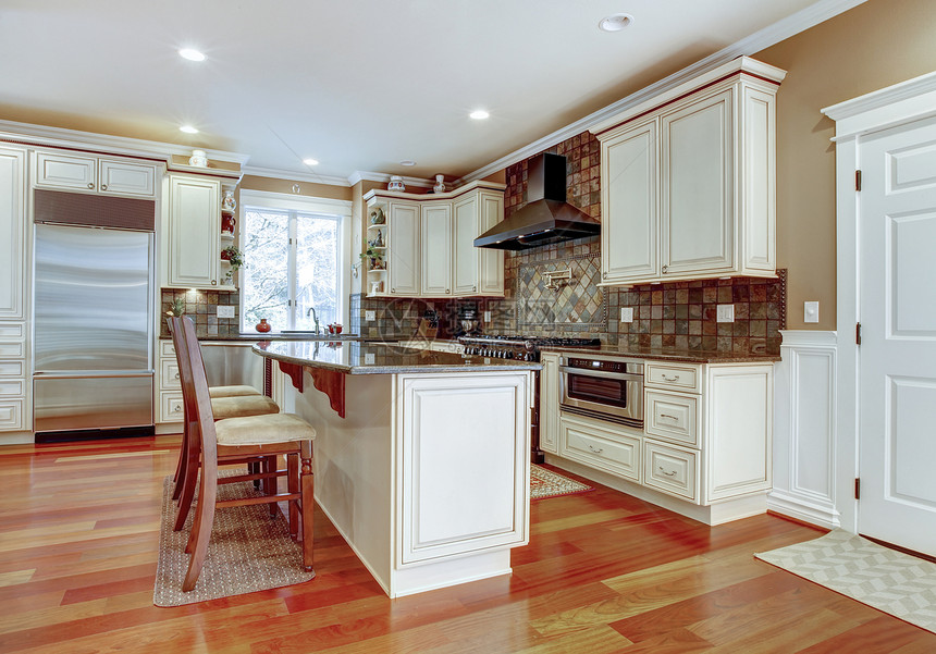 大的白色豪华厨房 樱桃硬木图片