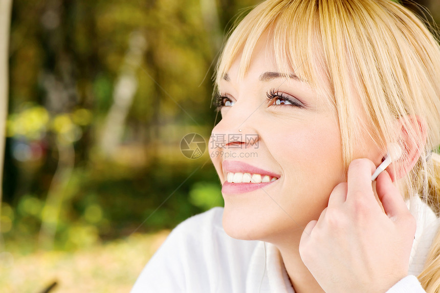 公园里带耳机的妇女娱乐女士音乐白色享受微笑金发图片