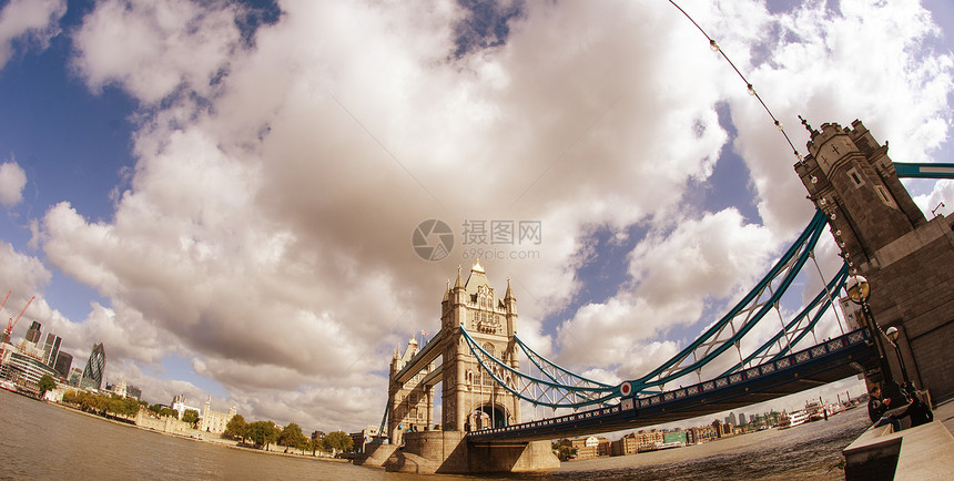 伦敦塔大桥的强大建筑结构月亮旗帜天空游客花岗岩阳光反射王国历史首都图片