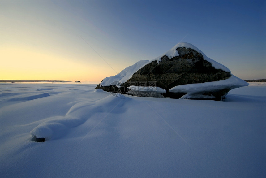 冬季日落天气美丽风景冻结阳光天空木头阴影荒野蓝色图片