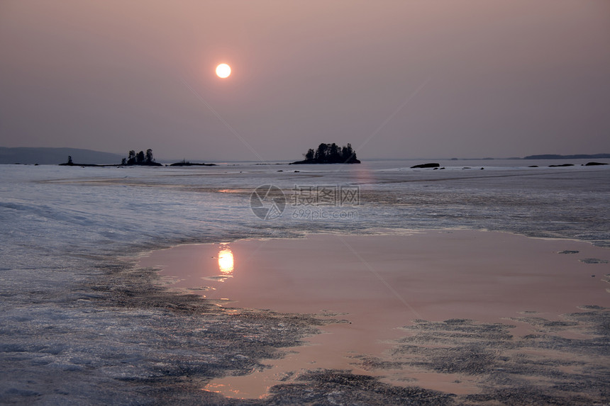 美丽的冬季风景水晶蓝色天气场景季节天空阴影阳光晴天木头图片