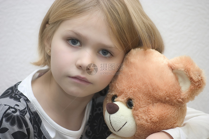 带着玩具熊的小女孩玩具棕色青年欢呼享受姿势教育橙子孩子微笑图片