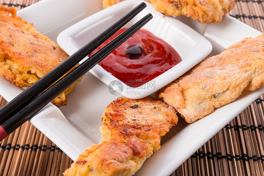 含有辣椒酱的鱼辣椒油炸食物小吃文化美食饼干餐厅食谱筷子图片