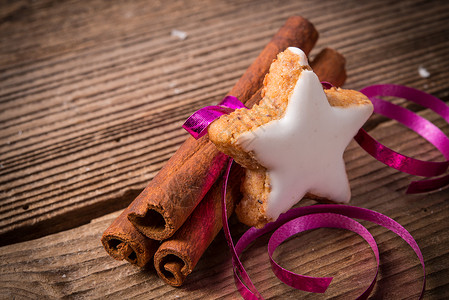 肉丝带底肉桂棒和圣诞蛋糕香草肉桂胡椒星星洋葱烘烤丝带小吃糖果饼干背景