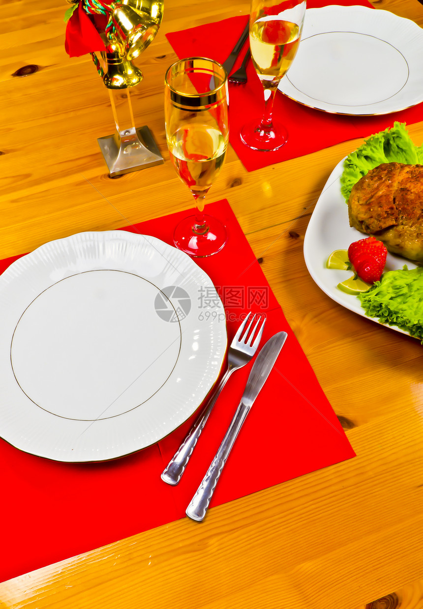 两人共进晚餐烧烤灯泡牛肉红色藤蔓盘子沙拉饮食玻璃美味图片
