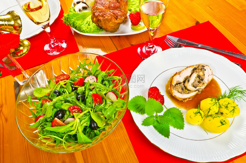 两人共进晚餐沙拉牛扒灯泡红色美食玻璃牛肉藤蔓绿色烹饪图片