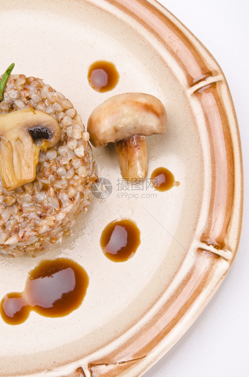 配有坚果奶油和蘑菇的巴克热谷物胡椒饮食餐厅宏观早餐午餐美食蔬菜烹饪图片