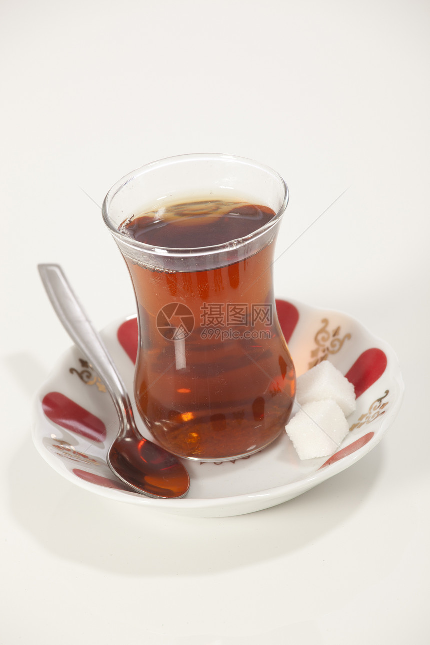 白色的土耳其茶叶杯水晶勺子服务红茶早餐芳香食物款待盘子香气图片