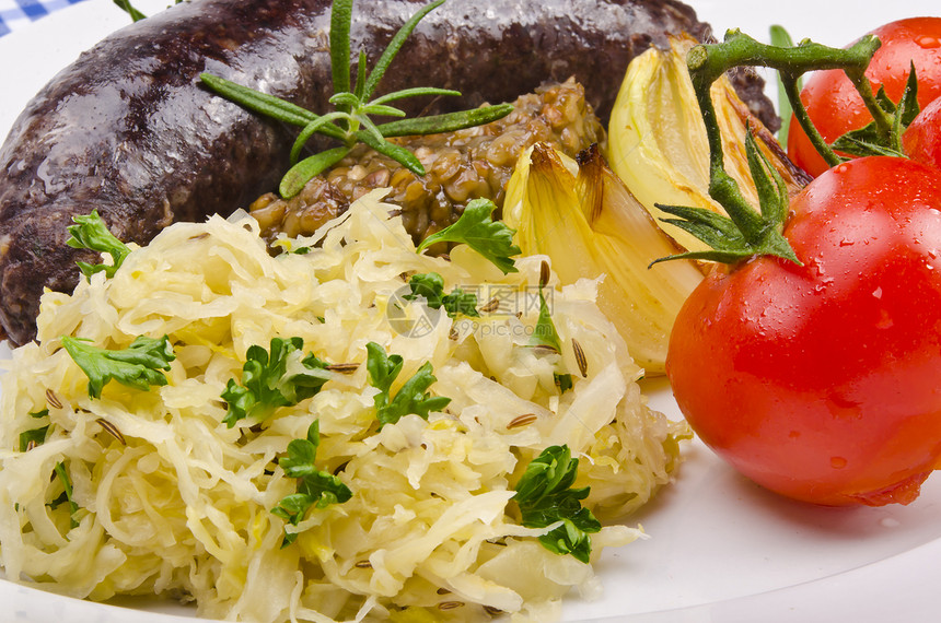 波兰烹饪中的Krupniok传统血香肠屠夫抛光熏制黄瓜猪肉厨房美食早餐食欲火腿图片