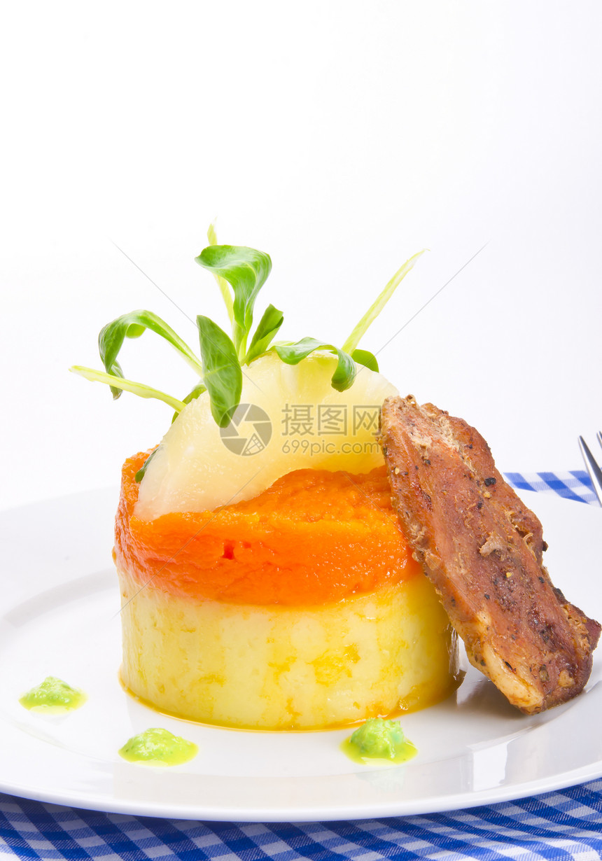 胡萝卜加土豆泥和肉盘子馅饼牛肉桌子面包餐厅蔬菜烹饪猪肉沙拉图片